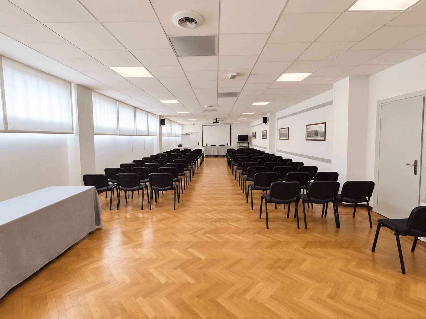 Sala conferenze moderna e vuota