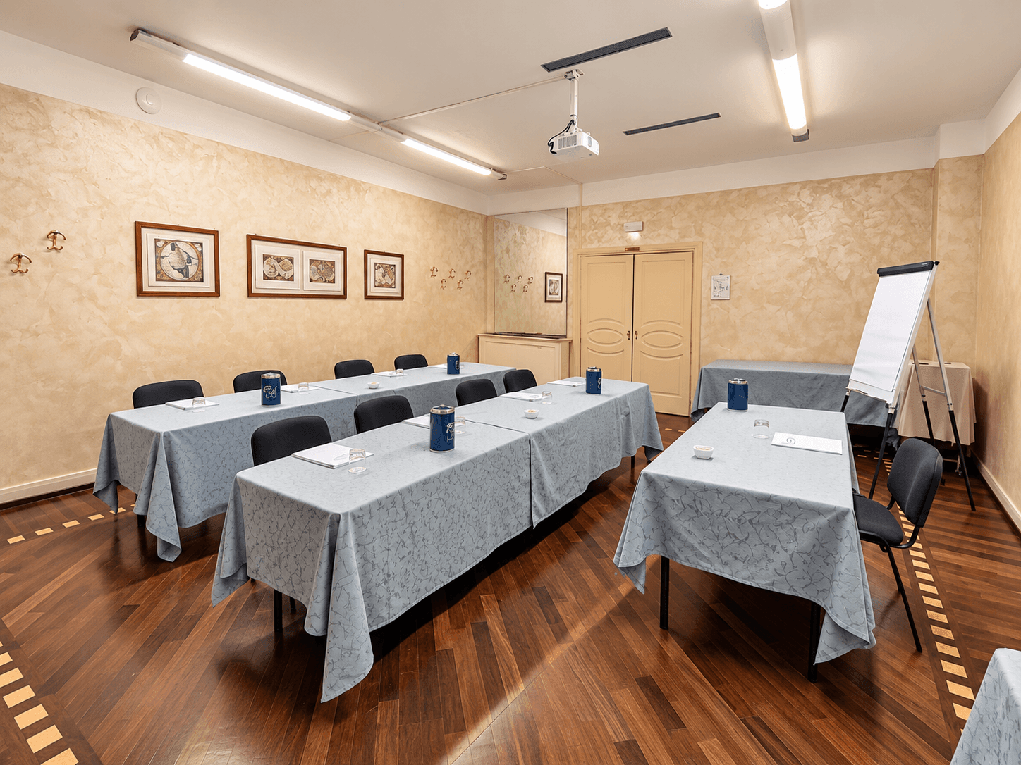 Sala riunioni elegante con tavoli apparecchiati