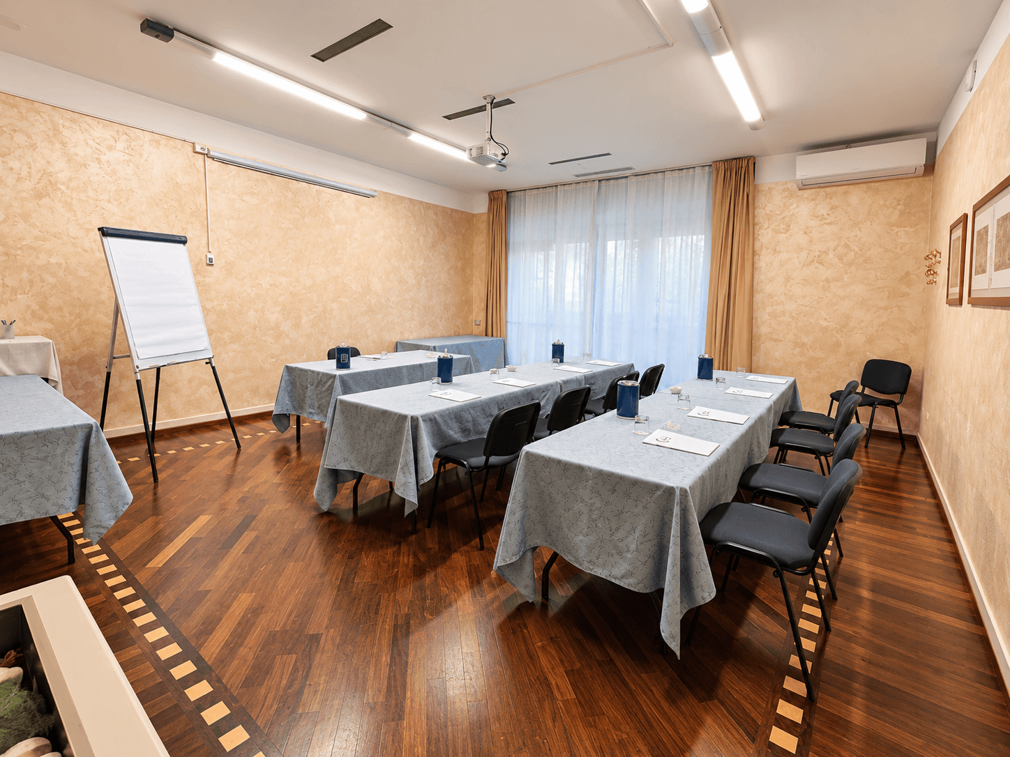 Sala riunioni elegante e luminosa