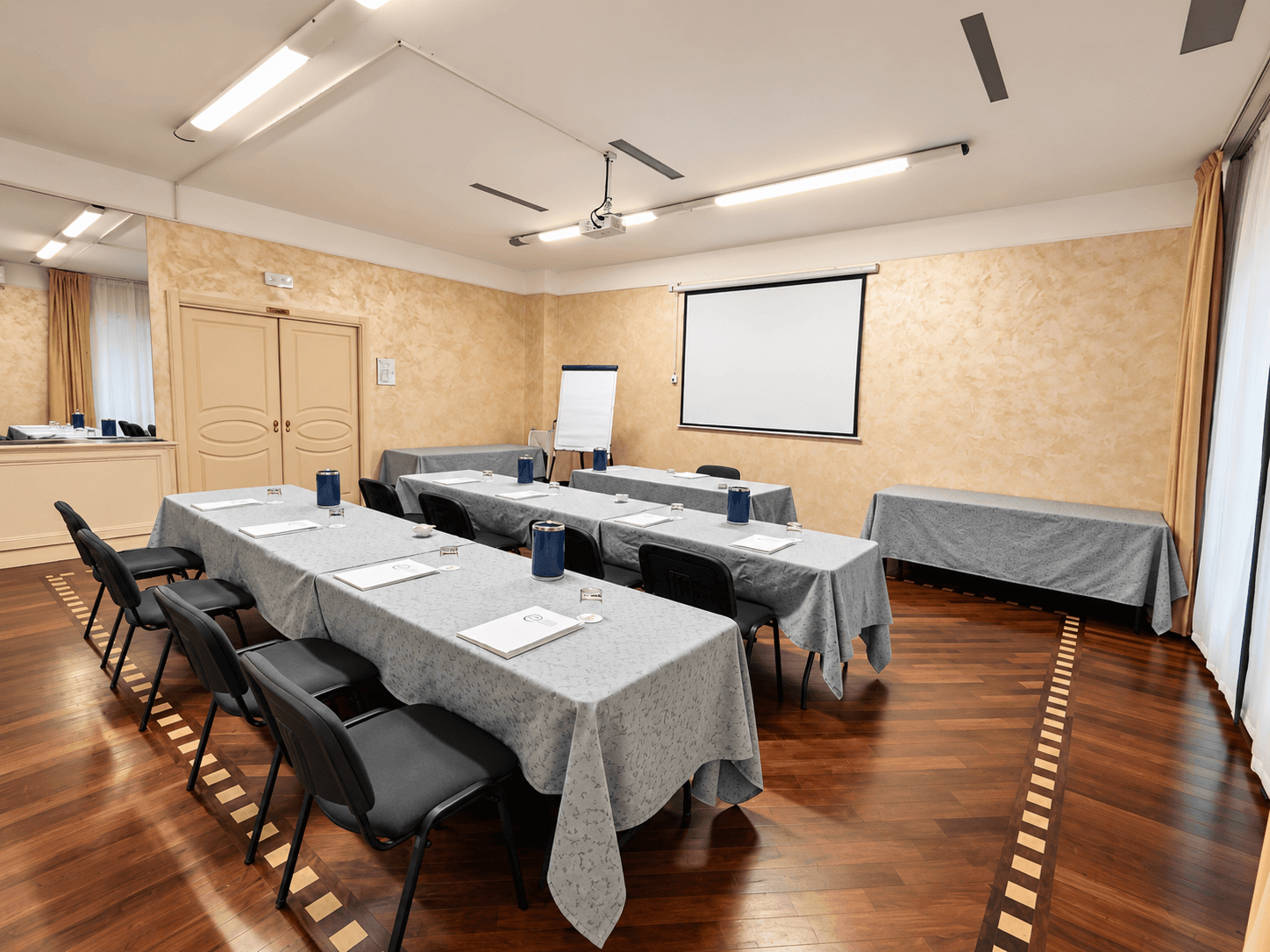 Sala riunioni pronta per il seminario